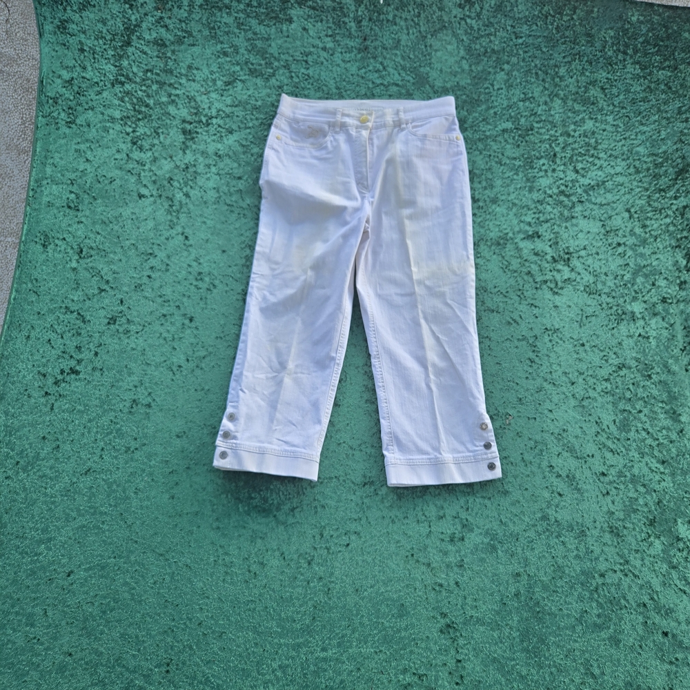 Zerres Crisp White Buttoned Capris